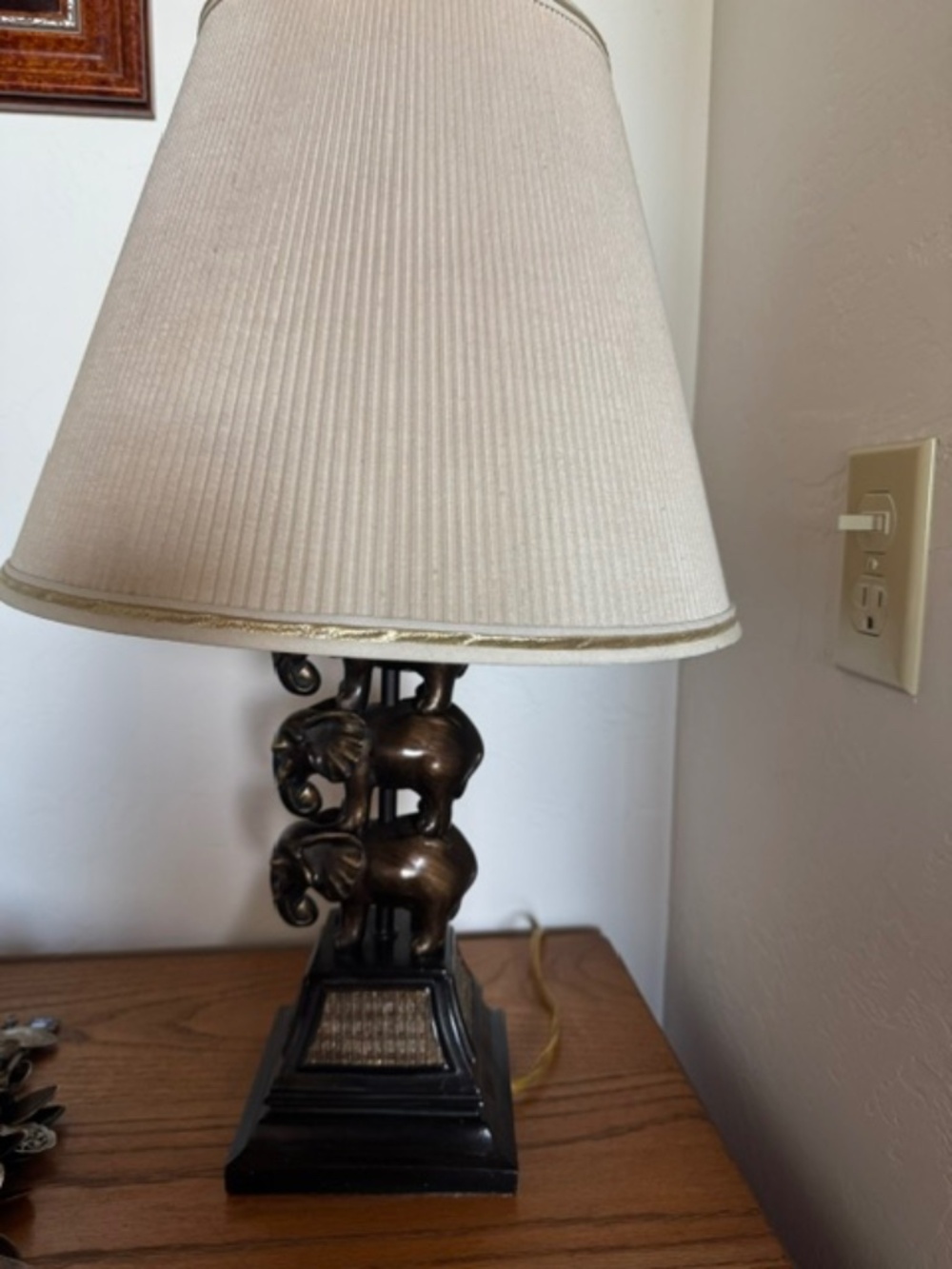 Elephant tier lamp with shade